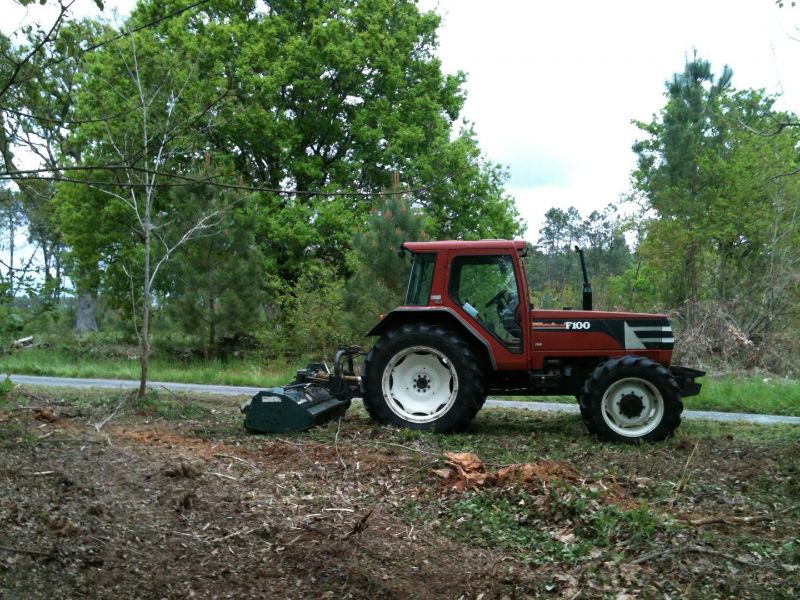 Tracteur équipé pour nettoyage de terrain