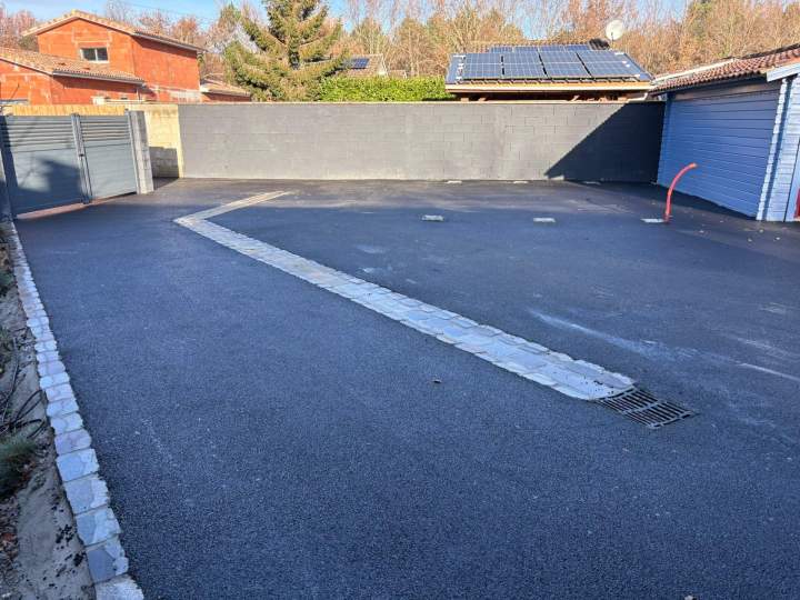 ALLEE ENROBE AVEC PAVES CANIVEAU ET GRILLE CENTRALE