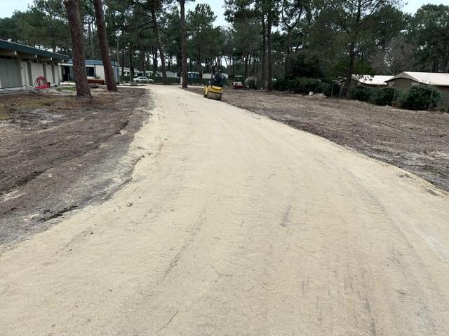 Nivellement et apport de calcaire, compactage - Chemin camping