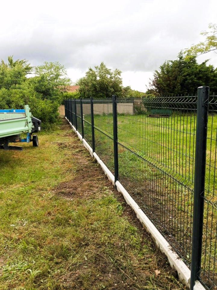 panneaux rigides gris anthracites avec soubassement 0.25m.