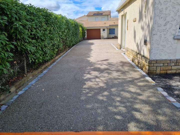 Allée avec finition béton désactivé avec bordures en pavés sciés