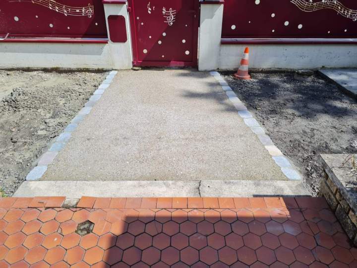 Allée finition béton désactivé et bordures en pavé sciés.