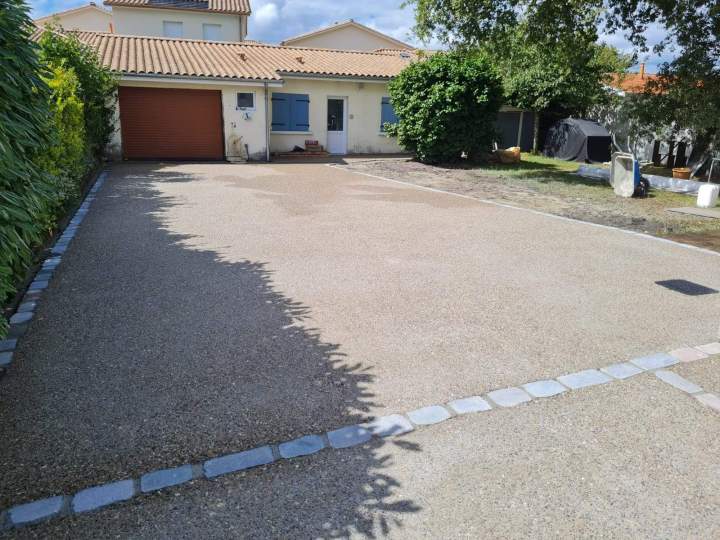 Allée finition béton désactivé avec bordures en pavés sciés.