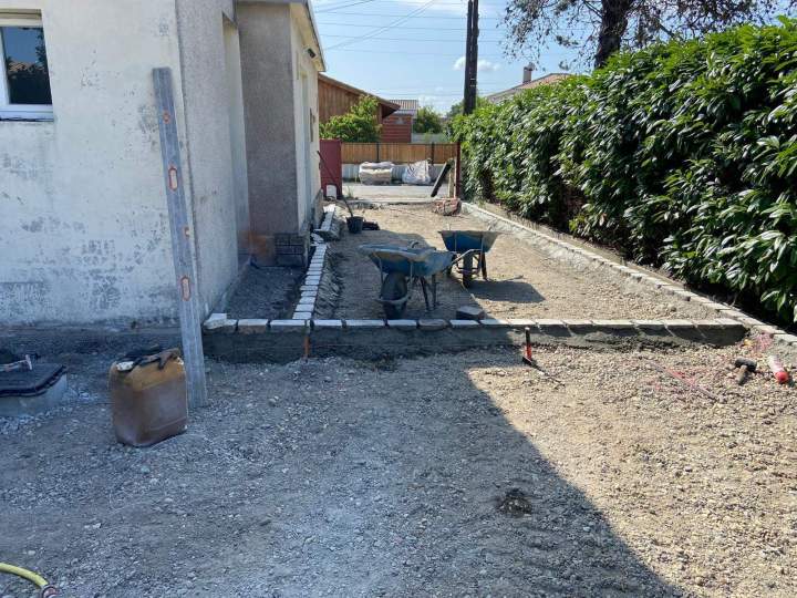 Préparation allée - Pose de pavés sciés .