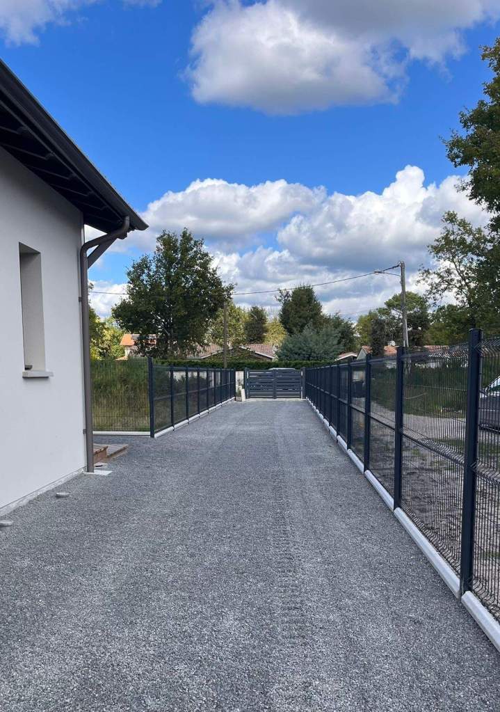 Allée en diorite et clôture panneaux rigides avec sous-bassement 0.25m