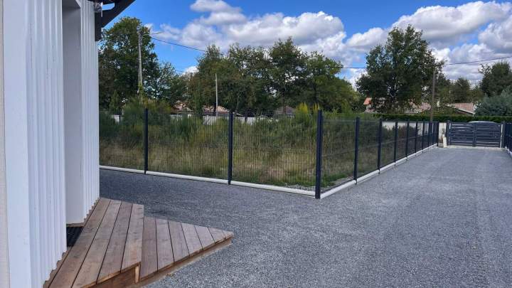 Allée en diorite, réalisation d'une clôture en panneaux rigides