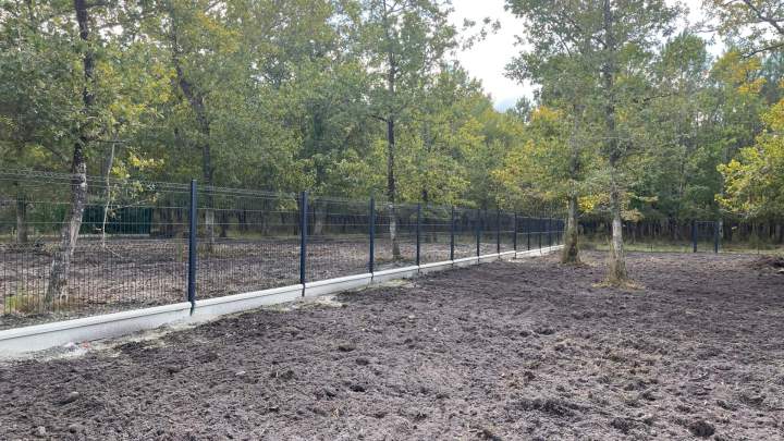 Nettoyage de terrain - pose clôture en panneaux rigides