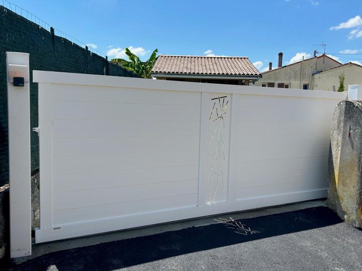 Portail alu blanc coulissant avec décors.