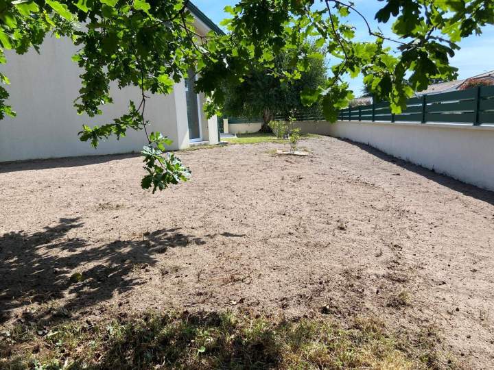 Aménagement extérieur dans le respect des plantations existantes.