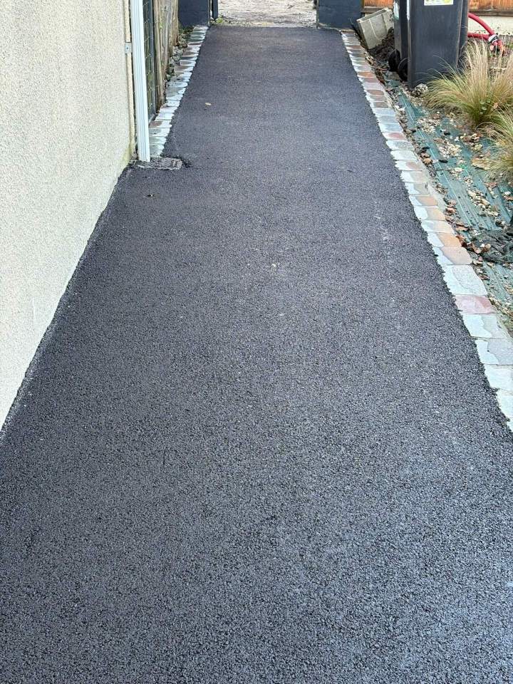 TROTTOIR ENROBE AVEC BORDURES PAVES