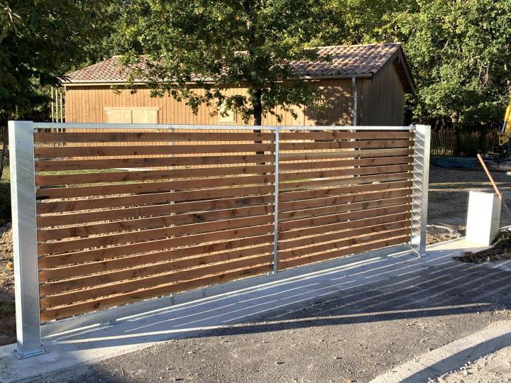 Réalisation d'un seuil béton, pose d'un portail coulissant sur mesure en acier galvanisé et lames de bois.